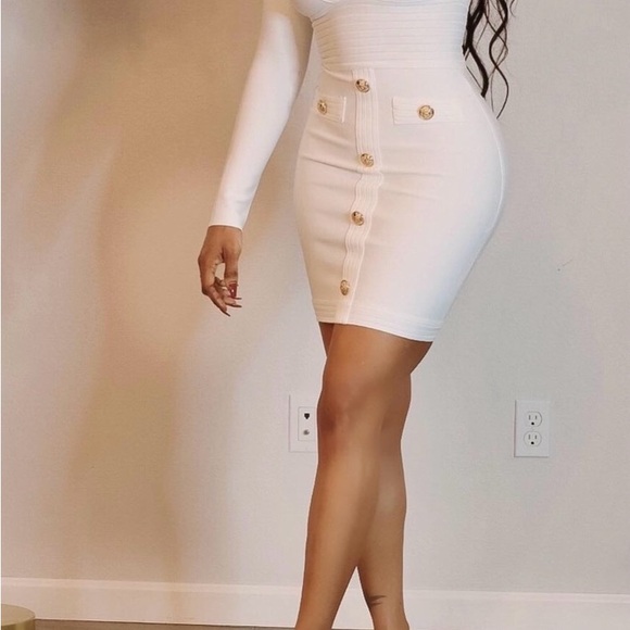 Elegant White Button-Down Dress - Picture 2 of 3